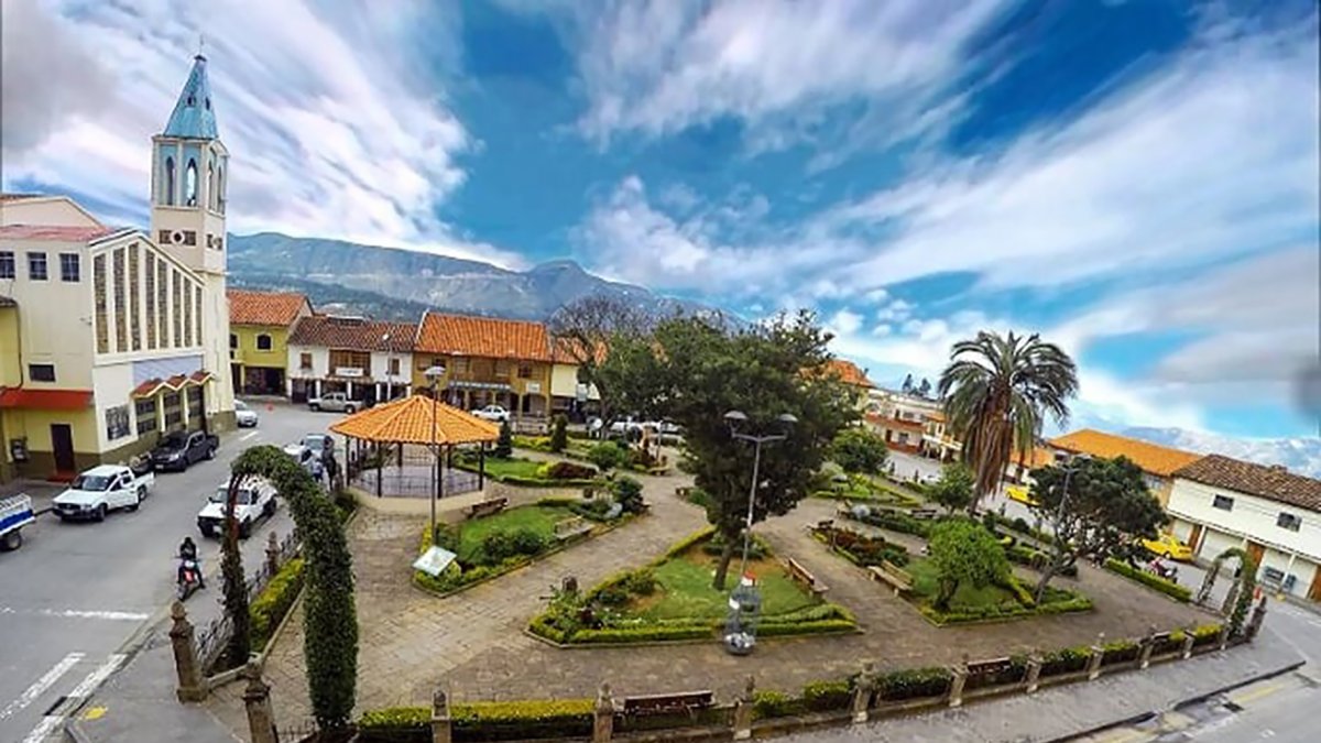 Ruta. El parque central del cantón Oña, un sitio turístico.