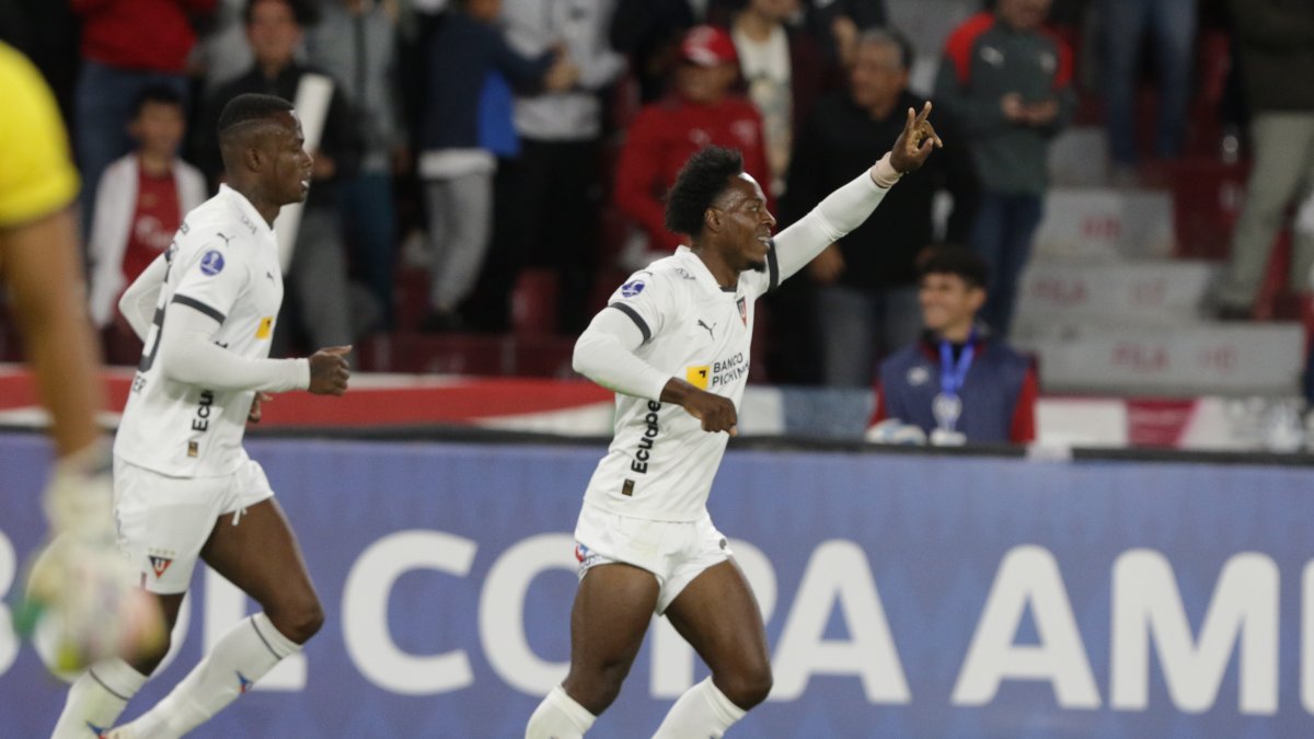 Los albos recuperaron la efectividad para clasificar a los octavos de final.