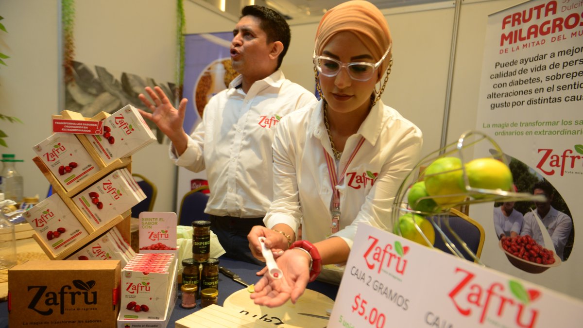 Feria. Diego Tapia, gerente de Ecuaforestar, promueve la venta de la fruta en ferias como la que organizó la Cámara de Industrias de Guayaquil.