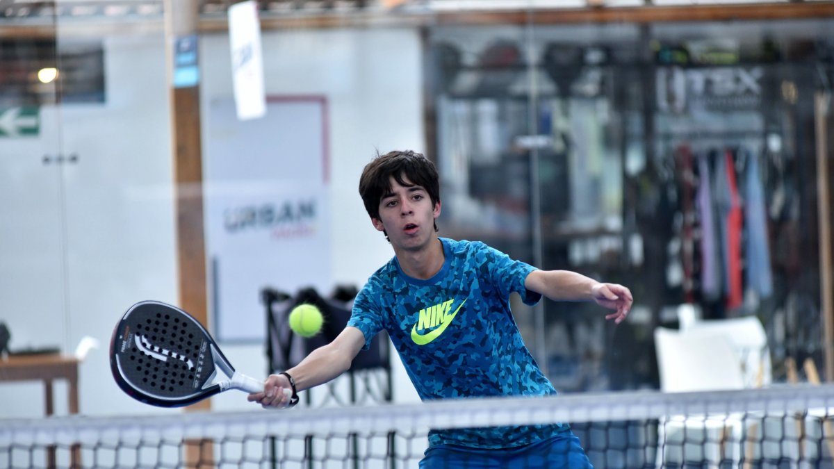 La práctica del pádel se va masificando en el país, de la mano del aumento de canchas.