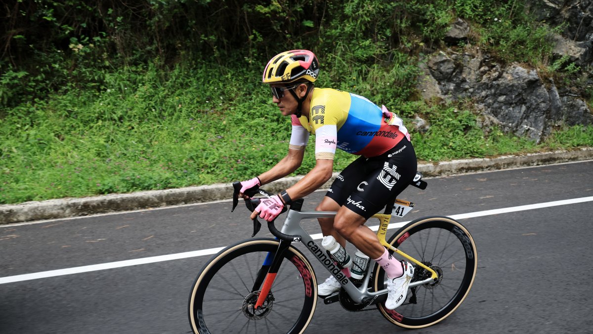 Richard Carapaz logró completar la primera etapa del Tour de Francia pese a sufrir una dura caída.