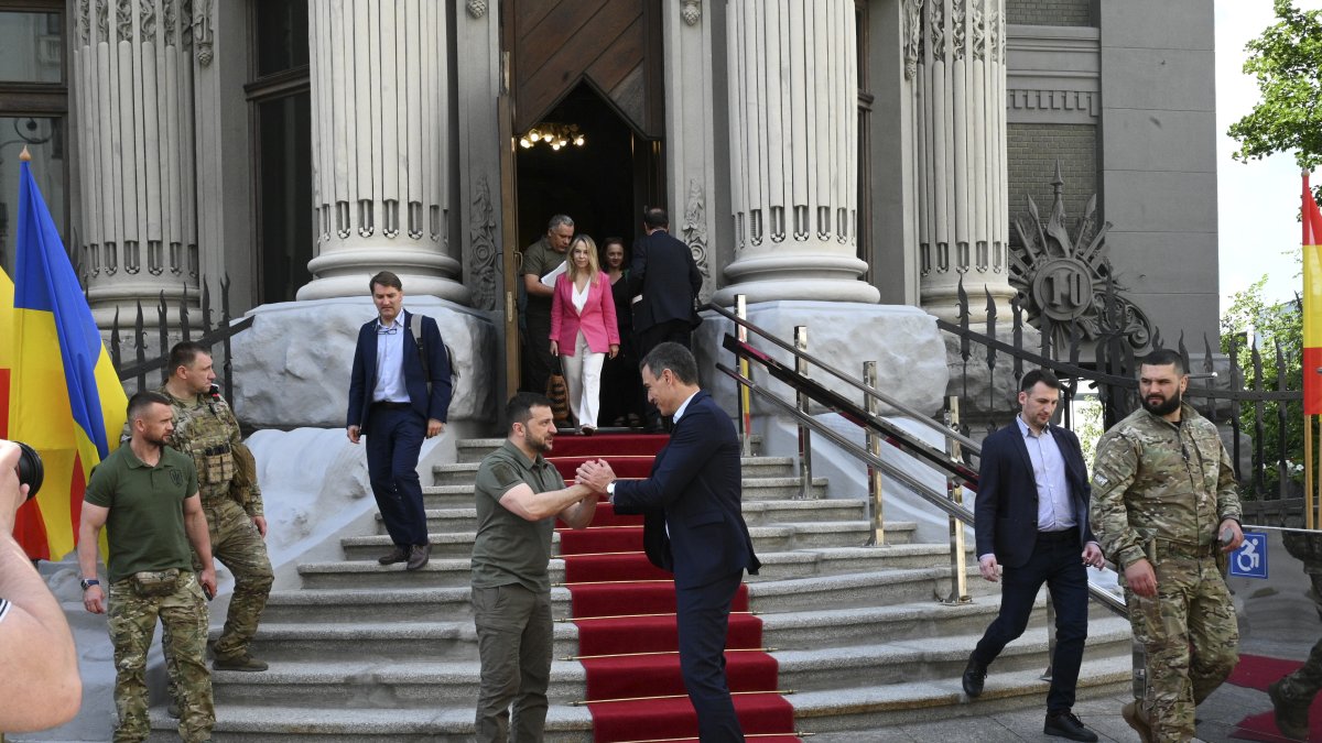 El presidente del Gobierno, Pedro Sánchez (c-d), saluda al jefe del Estado ucraniano, Volodímir Zelenski (c-i)