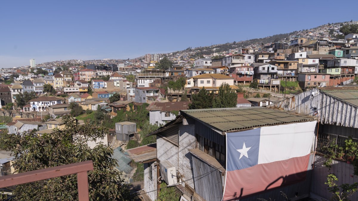 Fotografía de una zona poblada, el 29 de junio de 2023, en los cerros de la ciudad de Valparaíso (Chile).