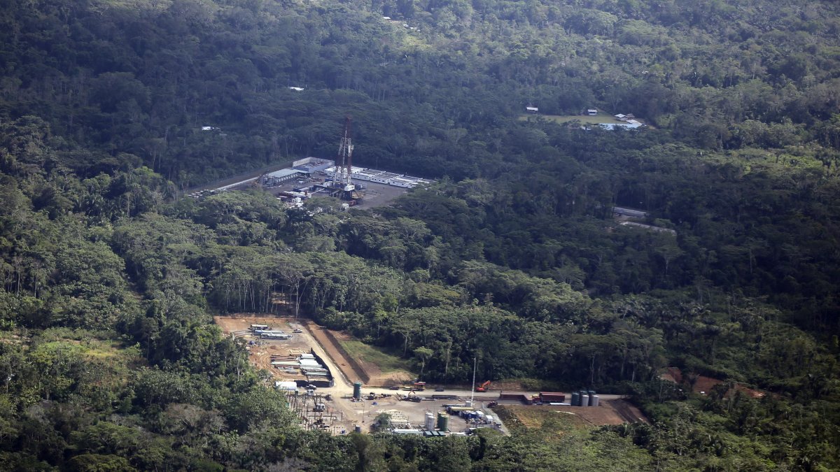 Explotación. Panorámica de instalaciones petroleras en el Yasuní.