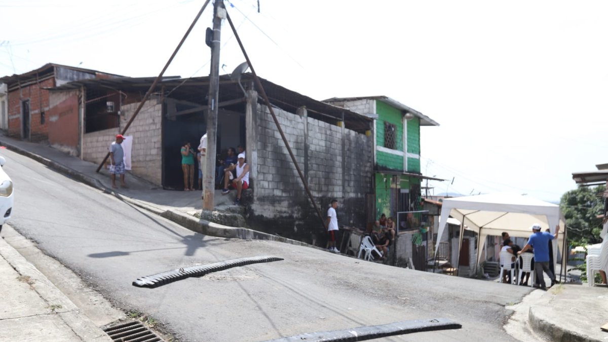 Dolor. Los familiares velaron los restos del niño
