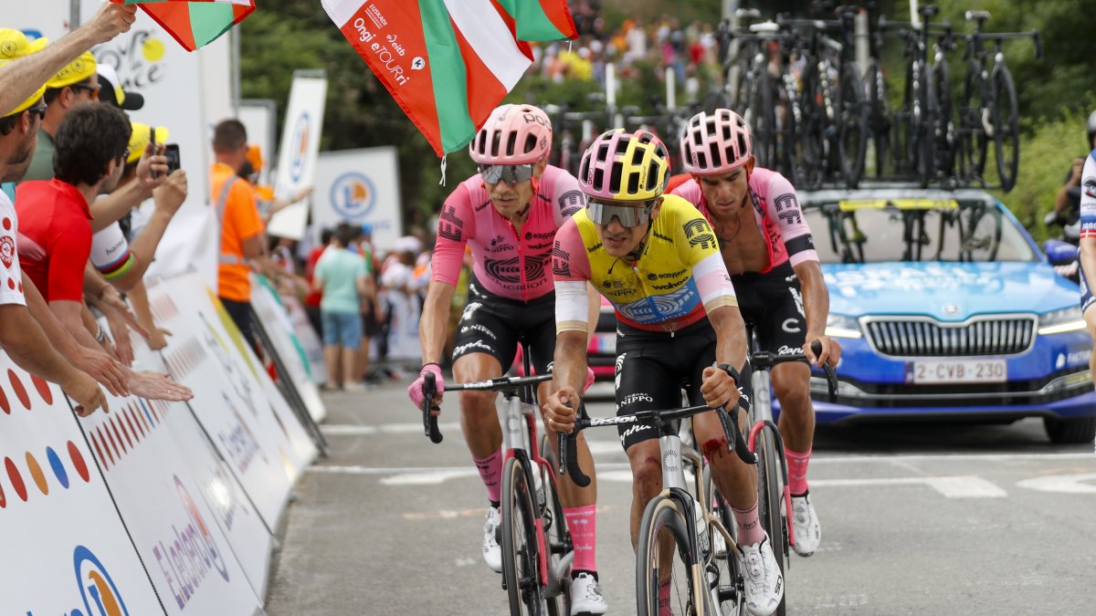 Richard Carapaz cruzó la meta de la primera etapa con las señales del fuerte golpe en su rodilla.