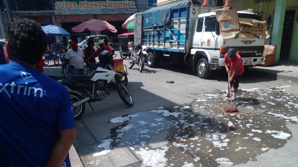 Alteración. Habitantes lanzaron agua para limpiar la escena del crimen.