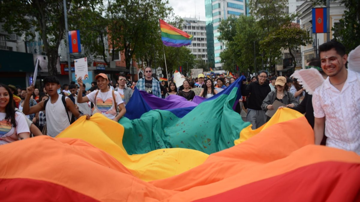 Cientos de personas se dieron cita en el lugar para celebrar el orgullo LGBTI.