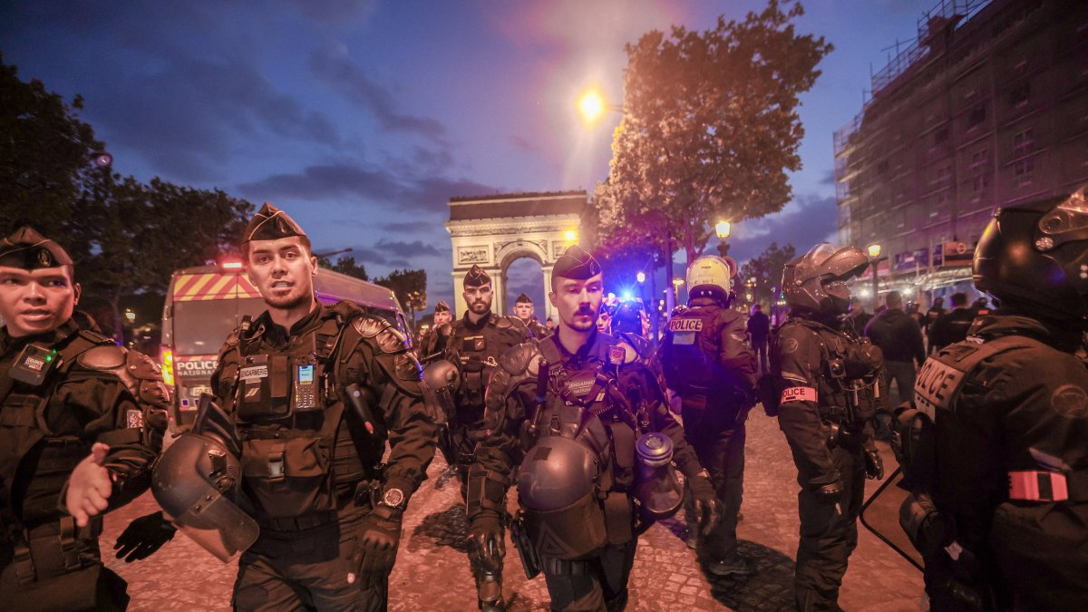 Operativos. Agentes de seguridad resguardan espacios públicos de París, ante protestas ciudadanas.=