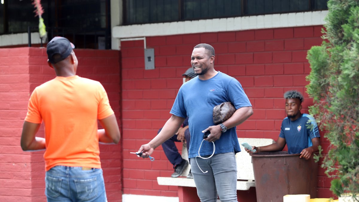 Félix Borja (d) está contento en su nueva faceta como asistente técnico de El Nacional.