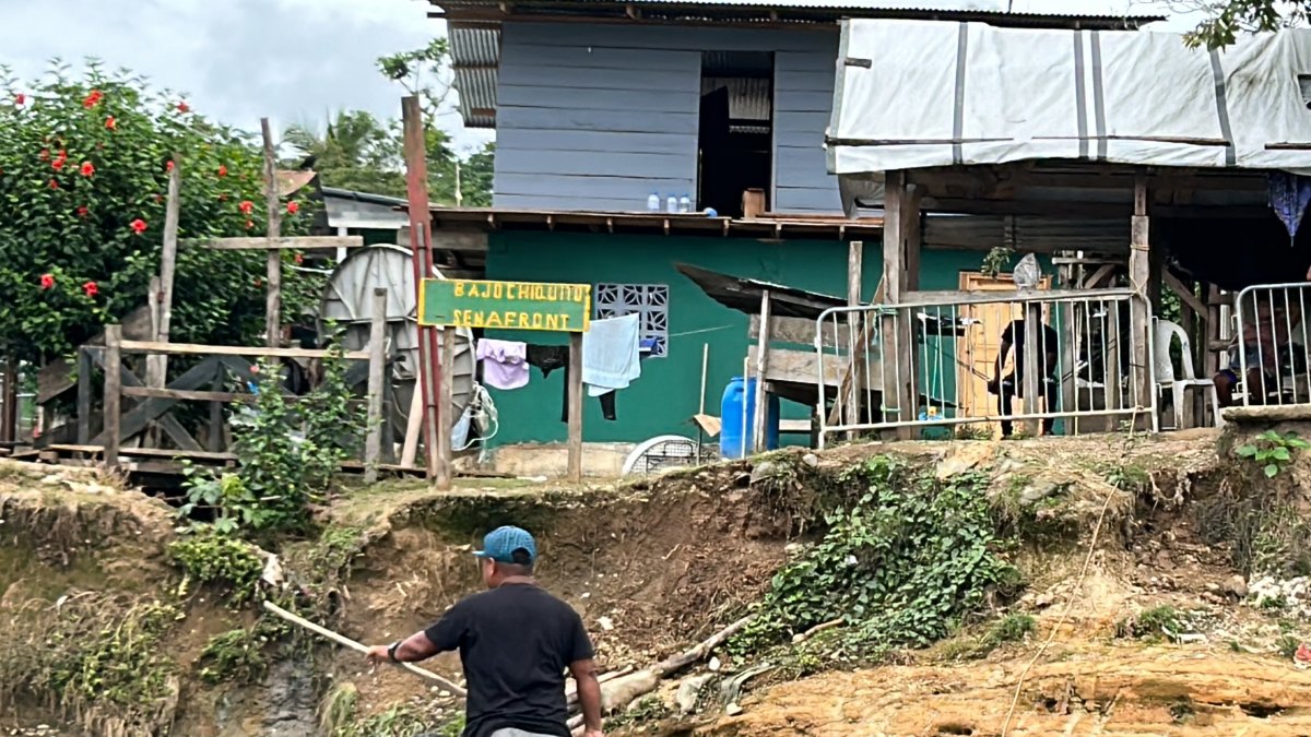 BAJO CHIQUITO. De todas las nacionalidades se juntan en la comunidad para pasar una noche o unos días. Algunos de los migrantes terminan trabajando en el sitio para conseguir dinero.