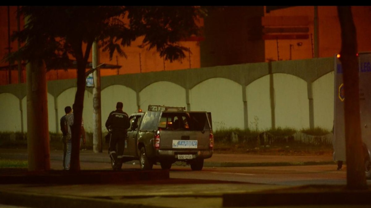 De acuerdo a testigos los asesinos llegaron en un vehículo plomo.