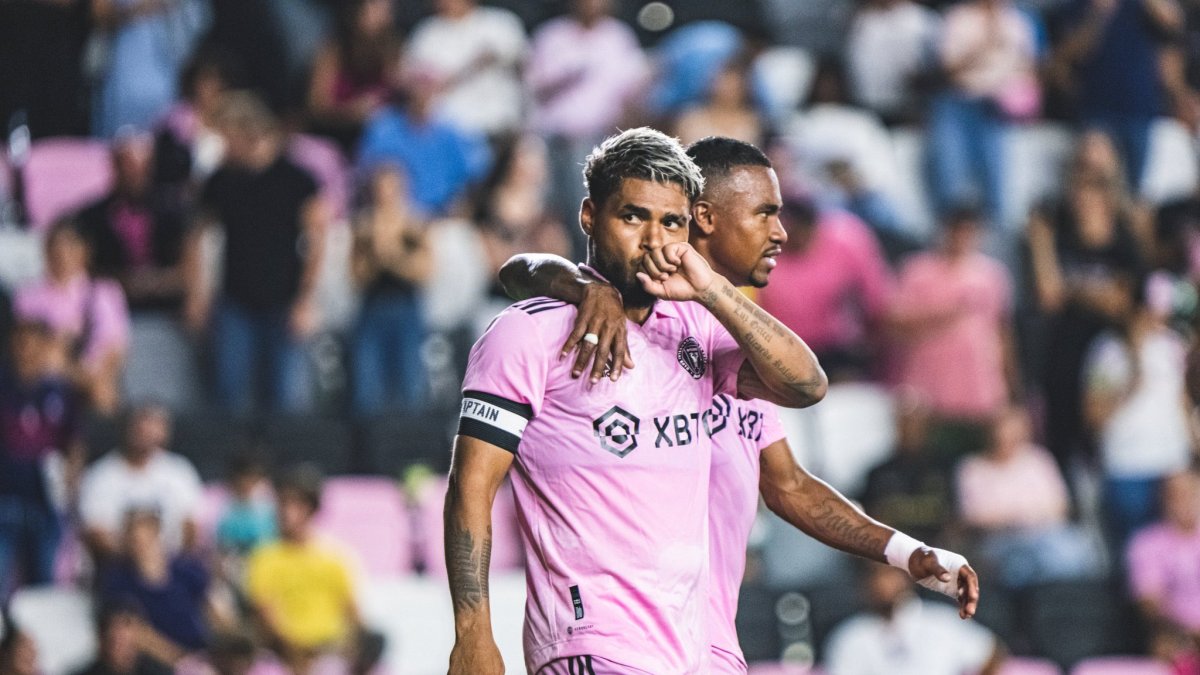 Dixon Arroyo (d) celebra el tanto del delantero venezolano Josef Martínez.