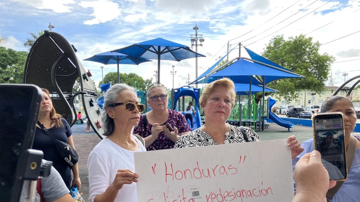 Hecho. Personas durante una manifestación en torno a la ley.