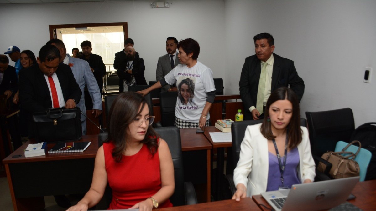 Juicio. Abogados y familiares de María Belén Bernal durante una de las audiencias del juicio.