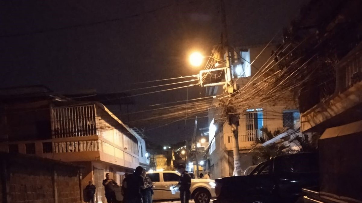 Escena. Miembros de Criminalística recogieron 18 indicios balísticos en el sitio donde se produjo el asesinato.