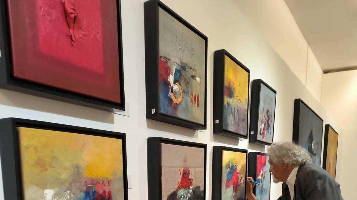 Apertura. Jorge Guillermo Artieda, frente a su obra.