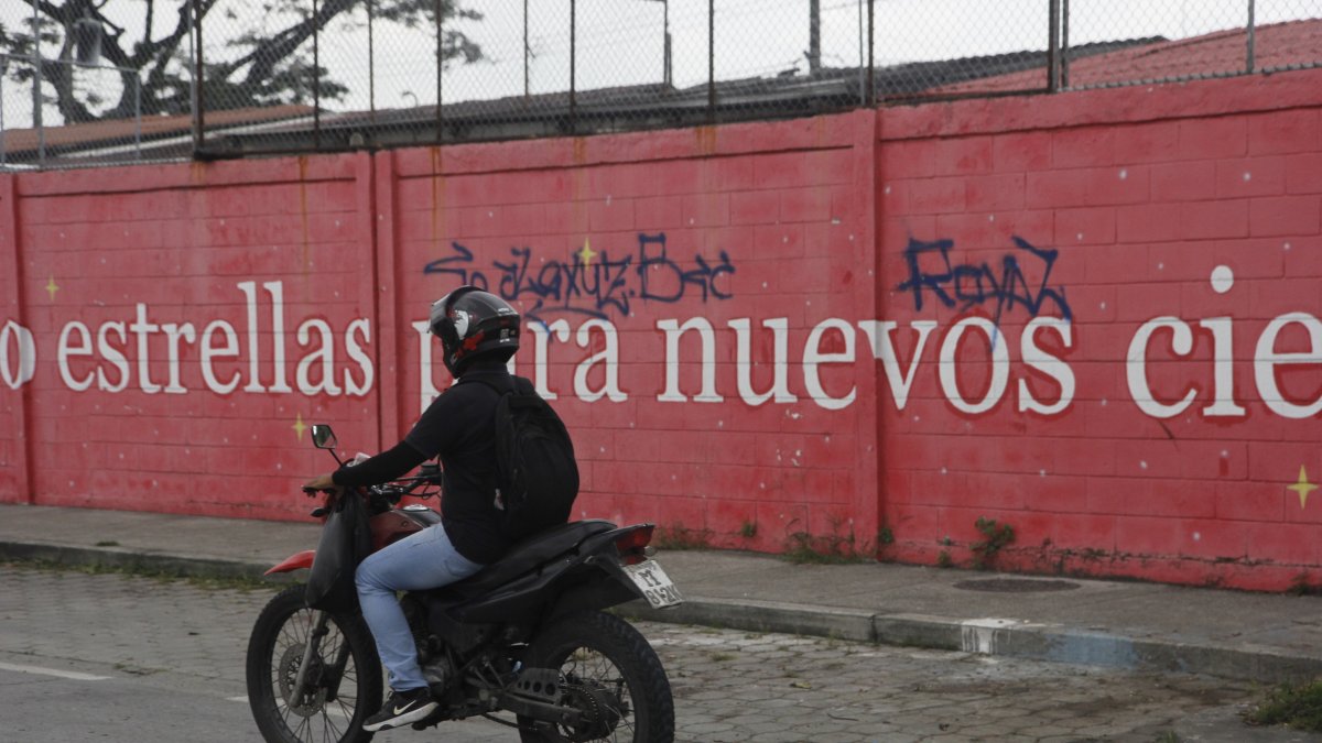 Situación. Diferentes garabatos presentan algunos murales.