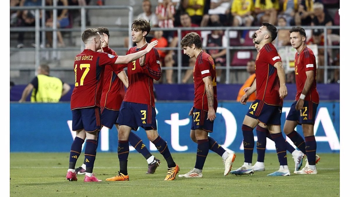 La selección española masculina sub-21 celebra tras la clasificación.