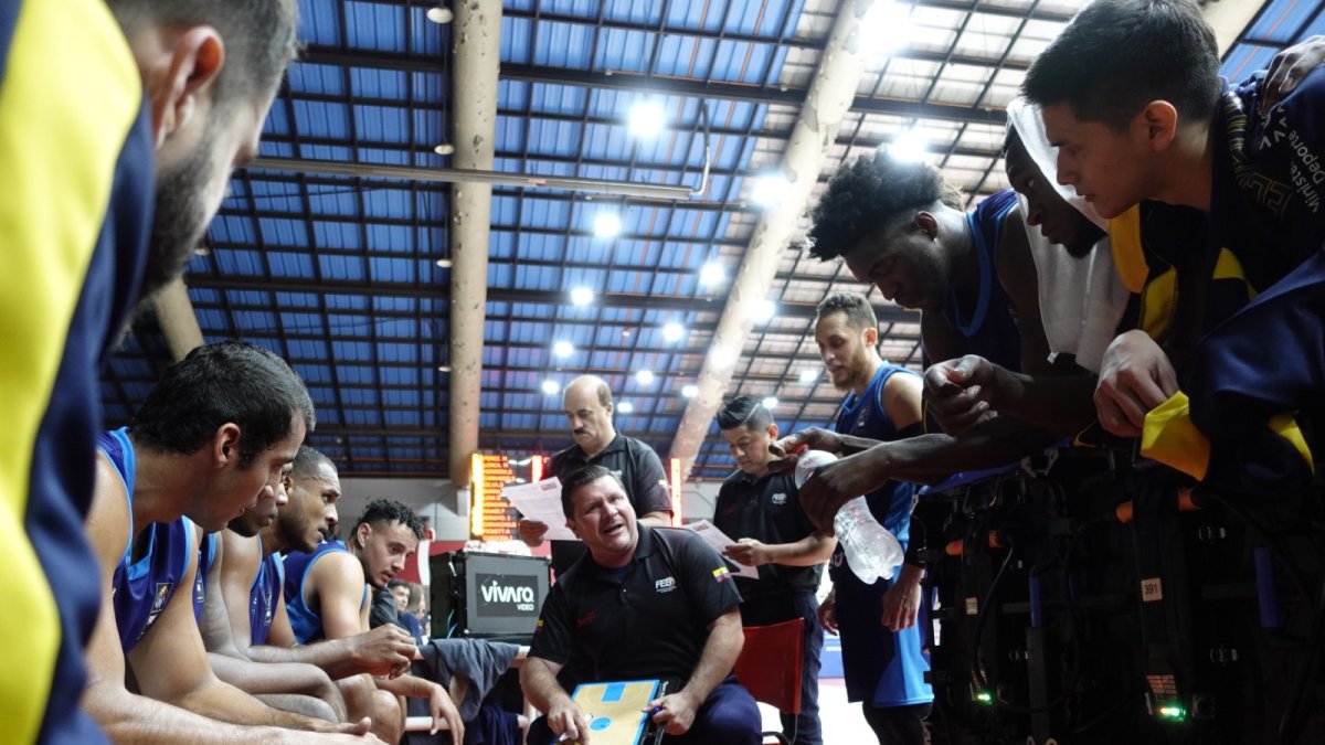 La selección de Ecuador, que dirige Pablo Zeballos (c), quedó eliminada tras caer frente a Chile, Paraguay y Barbados.