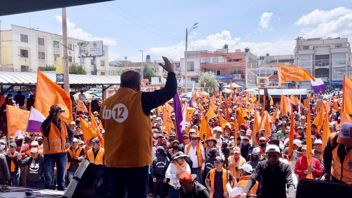 Imagen referencial. Una actividad electoral, entre candidato y bases.