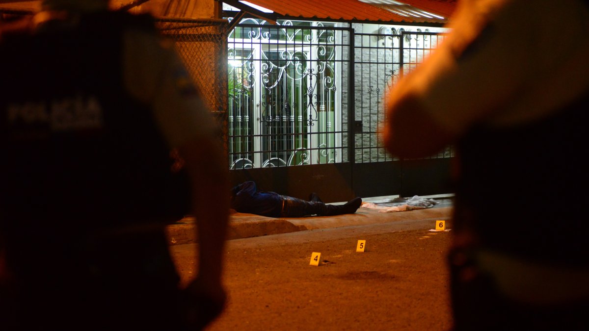 Una de las imágenes más comunes que en la actualidad se ven en barrios populosos de Guayaquil.