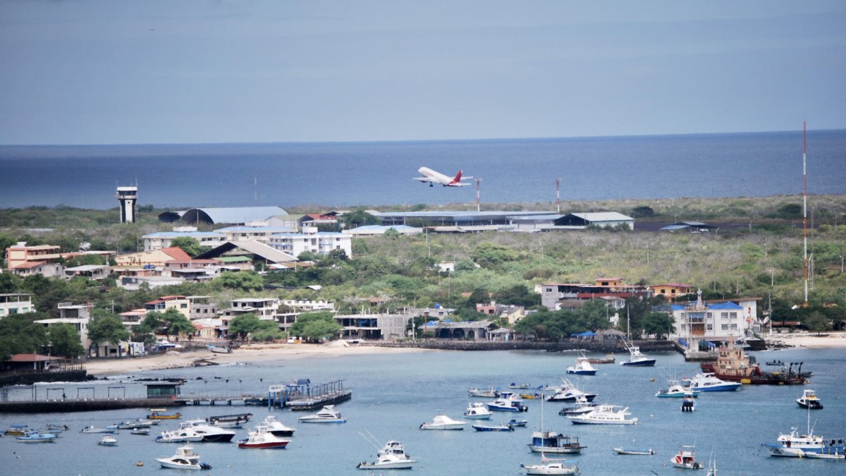 Fotografía del Puerto Baquerizo Moreno en la isla de San Cristóbal, en los Galápagos (Ecuador).