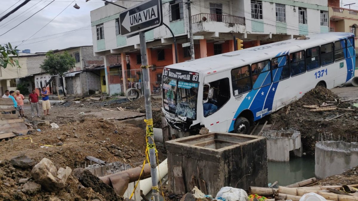 El bus quedó incrustado entre fierros, en la 19 y Argentina.