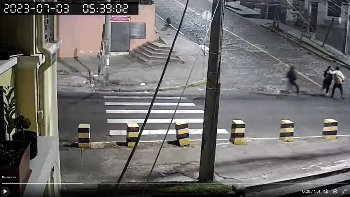 Robo. Dos hombres abordan a una mujer en el centro norte de Quito para quitarle las pertenencias.