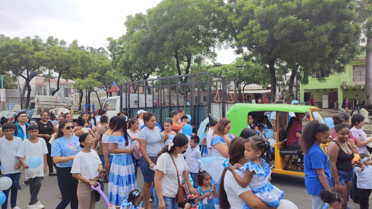 Decenas de niños y adultos mayores formaron parte del pregón de Pascuales.