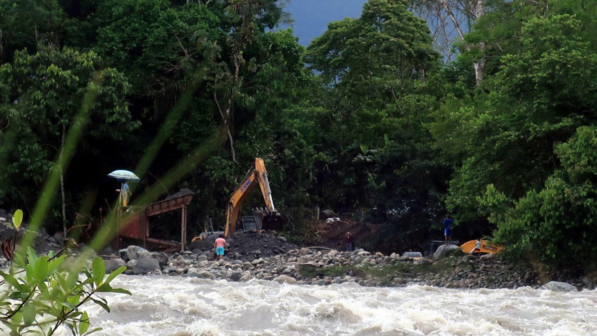 Fotografía de trabajos de Imágenes de explotación de minería irregular e ilegal en el sector de Santa Rosa, en la provincia del Napo, amazonía ecuatoriana.