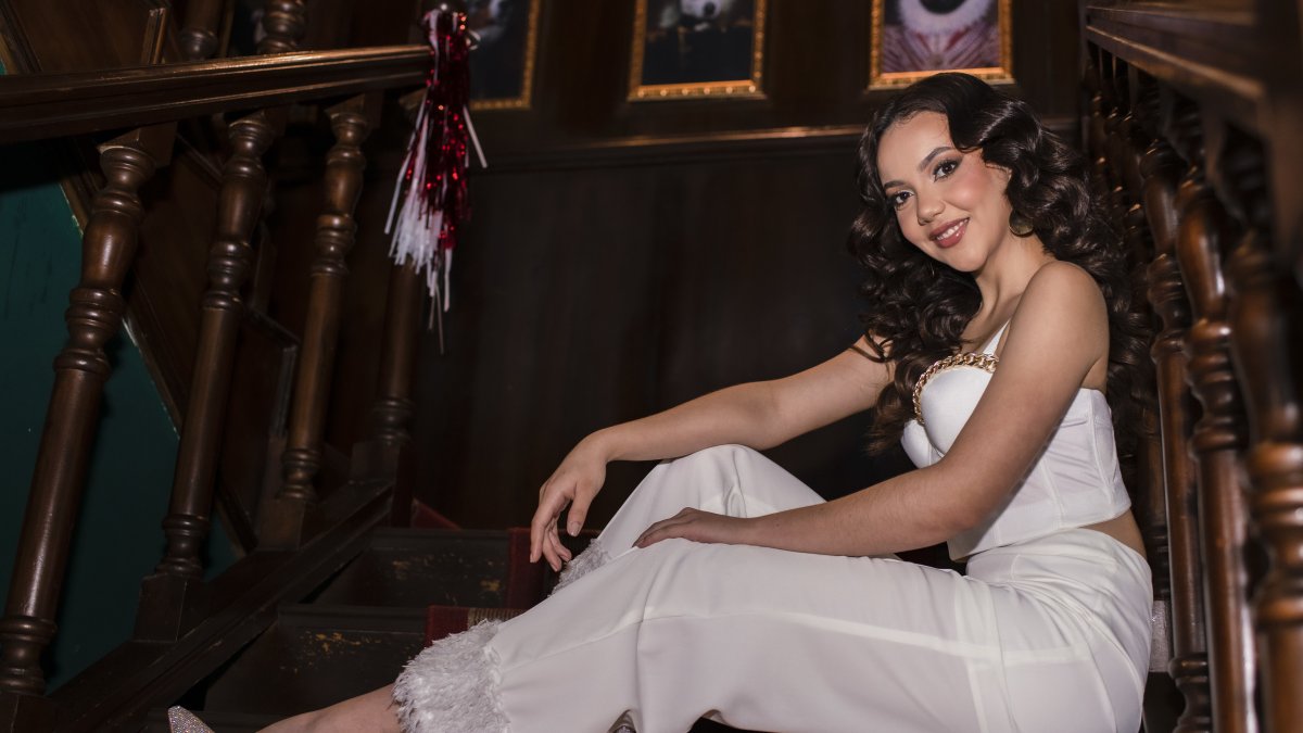 Tiene 23 años, canta y toca varios instrumentos.