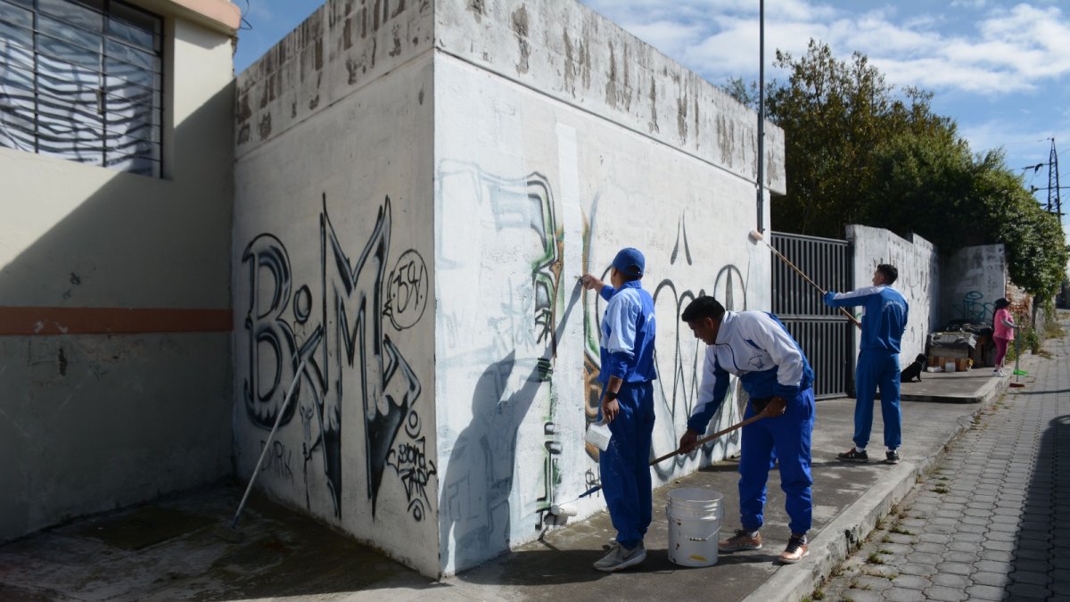 Arreglos. Los policías también colaboraron en el arreglo de las fachadas.