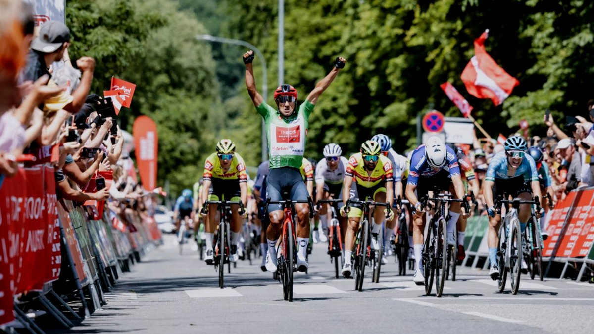 El festejo de Jhonatan Narváez tras sumar el triunfo en la segunda etapa del Tour de Austria.