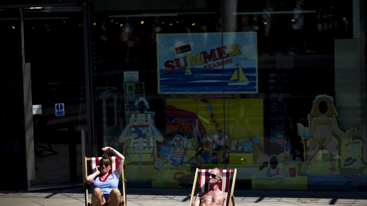 Dos ingleses disfrutan de la ola de calor en Southbank en Londres, Reino Unido.