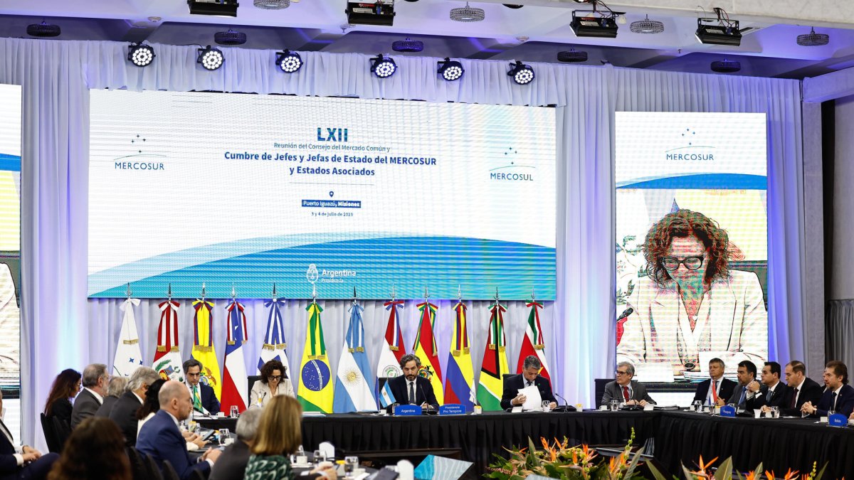 Cancilleres participan en una reunión ordinaria del Consejo Mercado Común (CMC) hoy, en el Parque Nacional Iguazú, en Puerto Iguazú (Argentina).