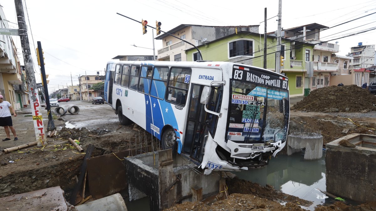 Un bus se encunetó en una de las zanjas que hay en las seis cuadras de la calle Argentina donde se trabaja.