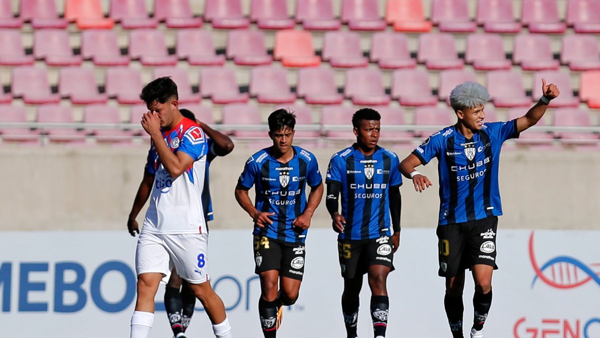 El volante Patrick Mercado (d) celebra tras marcar el segundo tanto de Independiente del Valle en la victoria sobre Cerro Porteño de Paraguay, en el inicio del torneo.