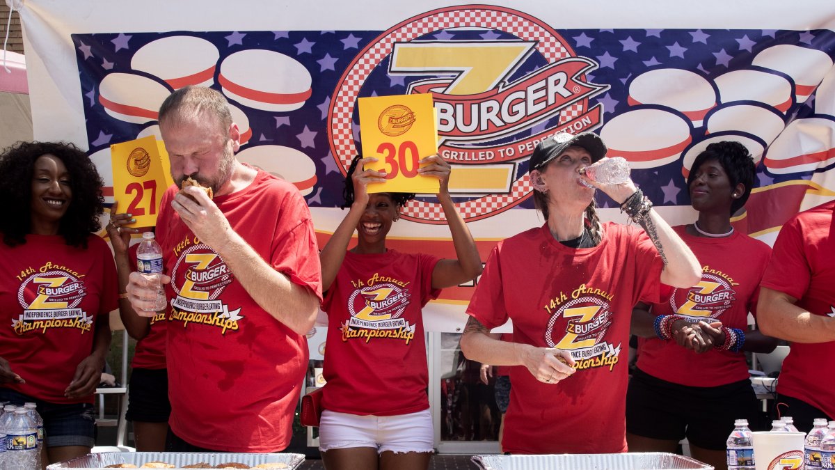 Molly Schuyler junto a otros competidores que buscaban superar la marca de este inédito concurso.