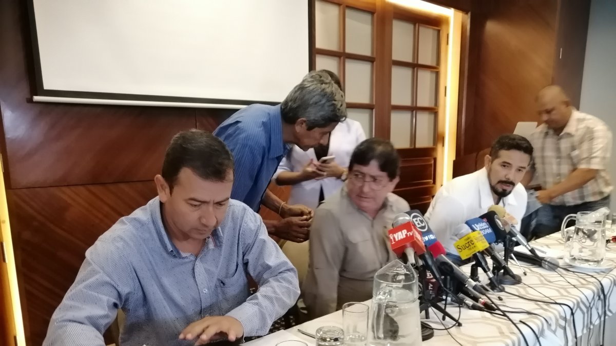 Dirigentes. Productores de banano y líderes de la provincia de El Oro se alistan para una rueda de prensa.