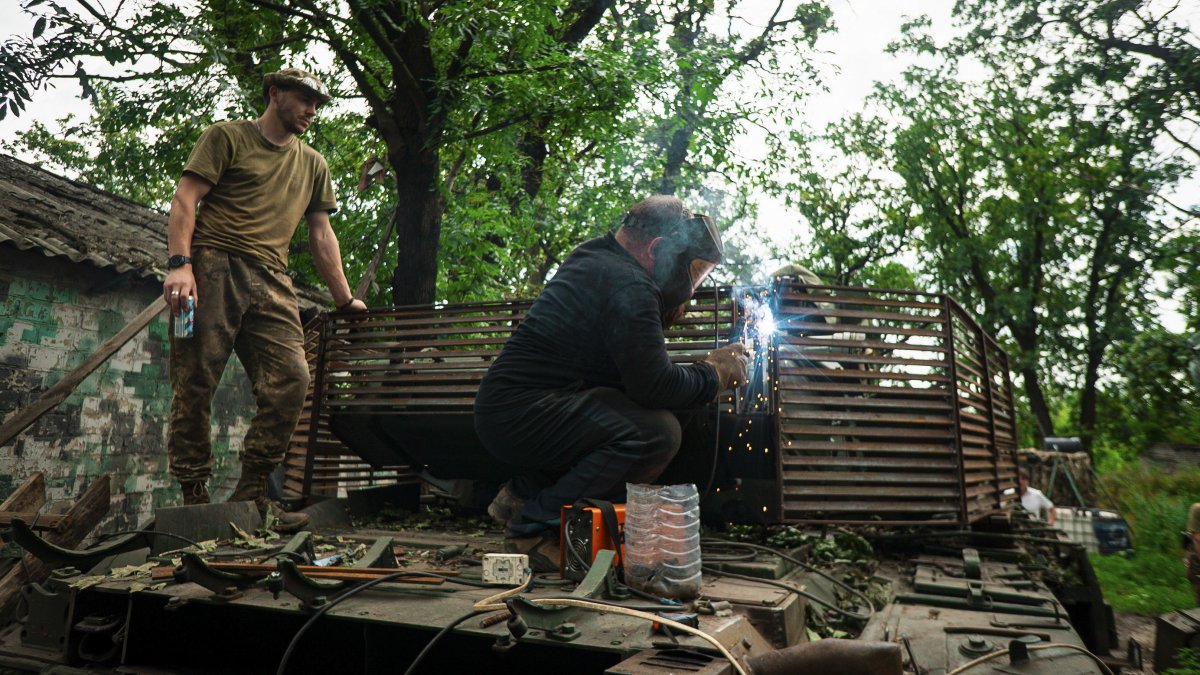 Tropa. Efectivos ucranianos en trabajos de reparación de un tanque cerca de una línea de frente a Donetsk.