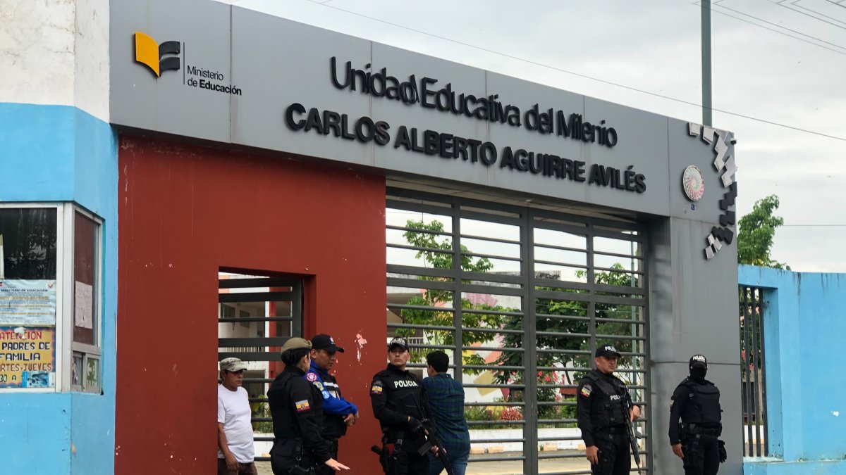 Los uniformados cumplen rondas en ambos planteles mediante el proyector Escuela Segura.