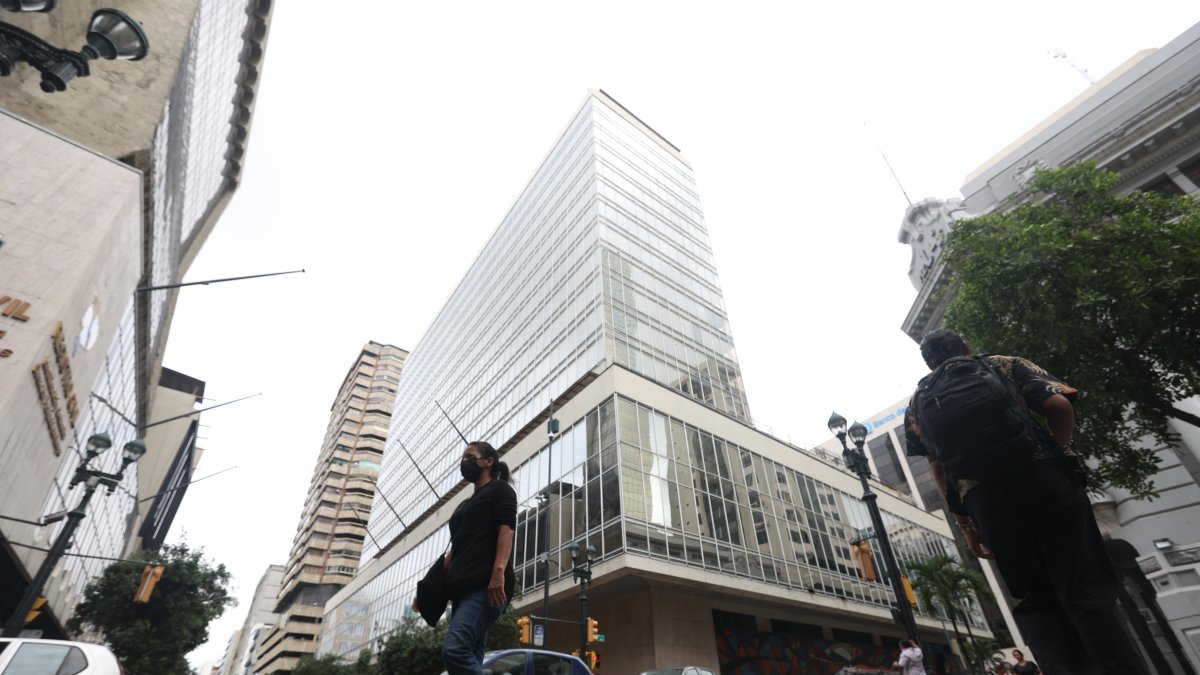 Edificios. Entre los bienes embargados consta el ubicado en la avenida 9 de Octubre, así como otros del centro de la urbe porteña.