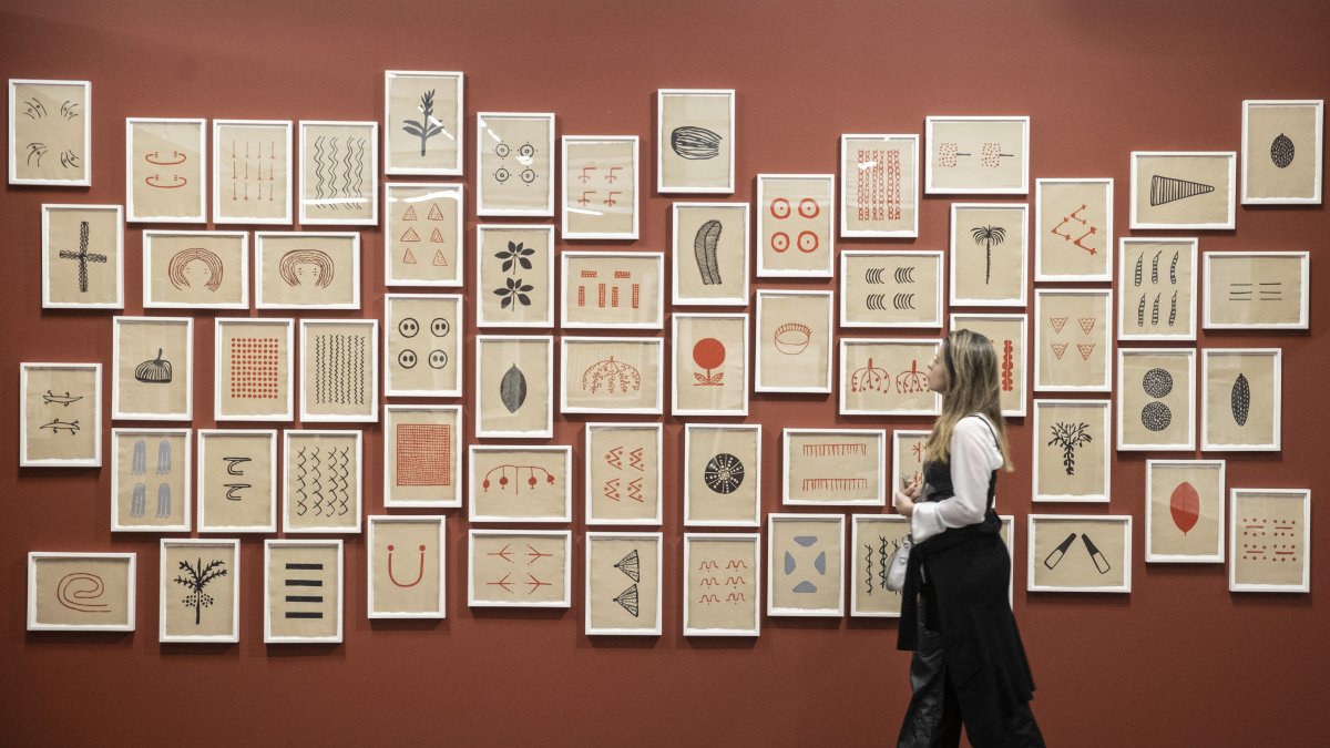 Un grupo de obras del artista venezolano Sheroanawe Hakihiiwe, indígena de la etnia yanomami y que hace parte de la exposición 'Todo esto somos nosotros'.