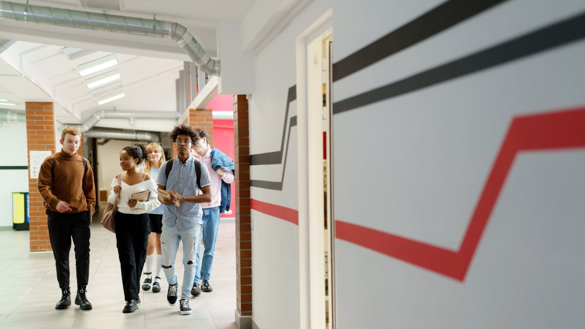 Un grupo de alumnos camina por un corredor de una universidad de Estados Unidos.