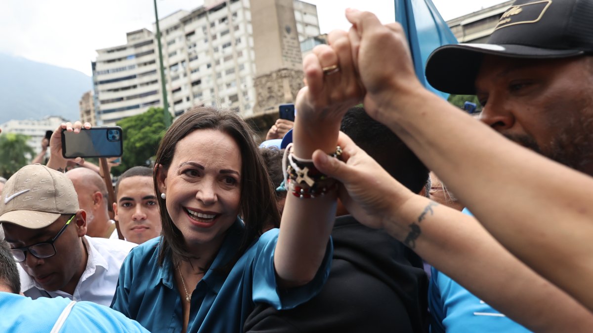 La líder opositora venezolana María Corina Machado, al saluda a seguidores, en Caracas (Venezuela).