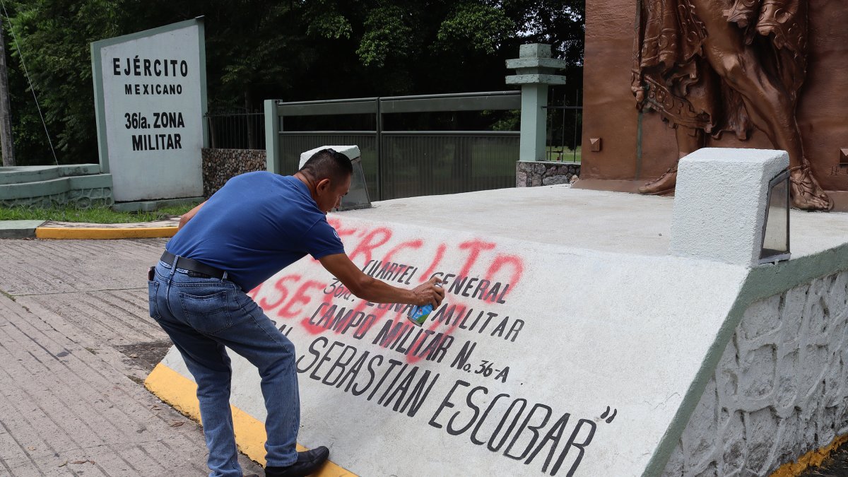 Un hombre pinta un monumento a las afueras de un cuartel militar hoy, en la ciudad de Tapachula, estado de Chiapas (México).