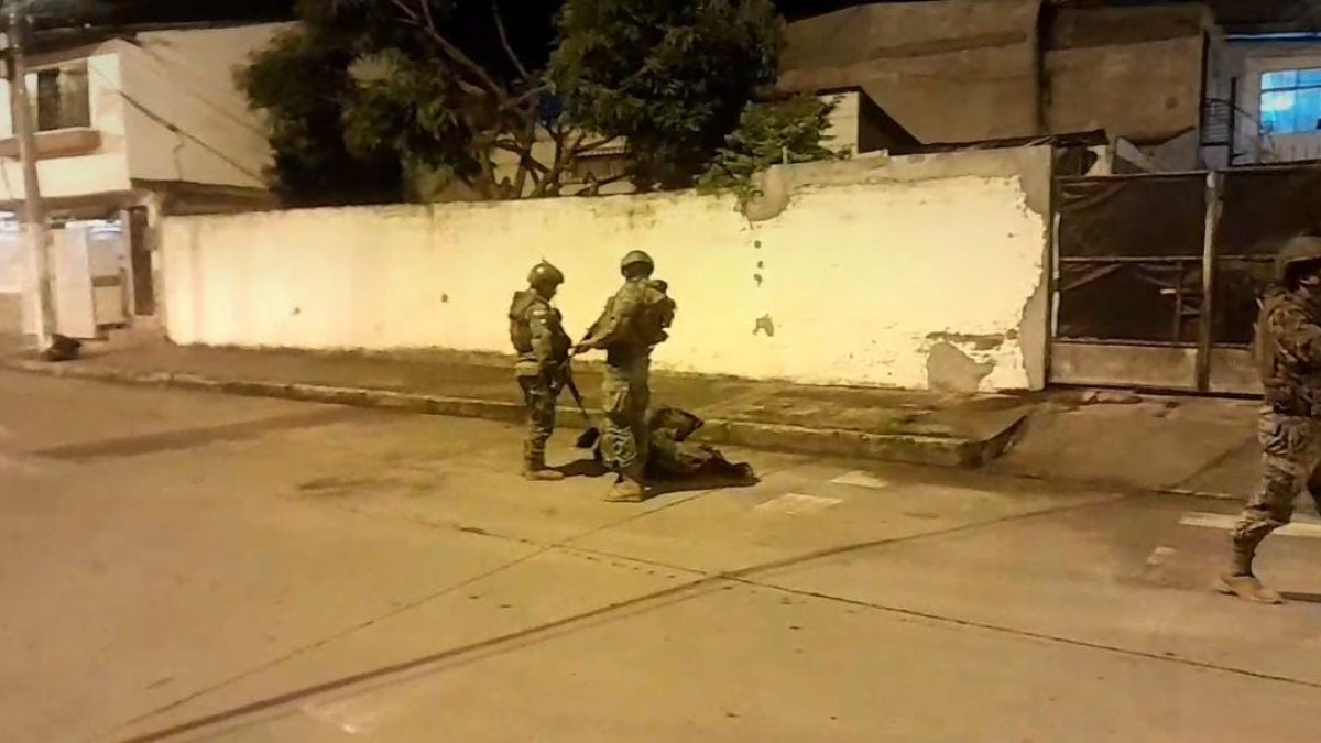 Fue abandonado en los exteriores de la unidad educativa Cristo Rey.