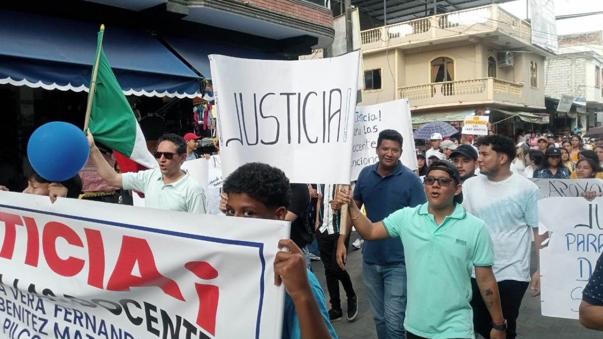 Grupos de padres de familia y maestros marcharon hacia el Distrito Educativo de Naranjal.