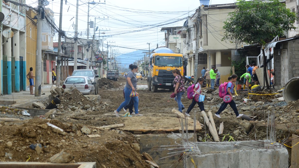 Los peatones deben caminar entre montículos de tierra que hay en seis cuadras de la calle Argentina.